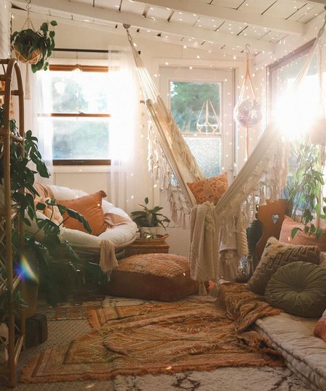 Bedroom Decor Cottagecore, Small Living Room Ideas Cozy, Cottagecore Bedroom Decor, Ideas For Small Living Rooms, Boho Sunroom, Bedroom Decor Cute, Cozy Sunroom, Eclectic Decor Bedroom, Small Sunroom