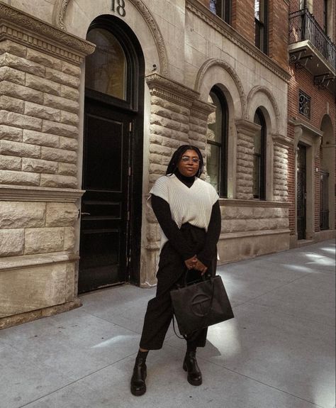 Plus size outfit idea new york style nyc outfit ideas layered fall outfit sweater telfar outfit Nyc Fall Fashion Plus Size, New York Winter Outfit Plus Size, New York Fashion Plus Size, New York City Outfits Winter Plus Size, Plus Size New York Outfits, Telfar Outfit, Nyc Outfit Ideas, Layering Outfits Fall, New York City Fashion