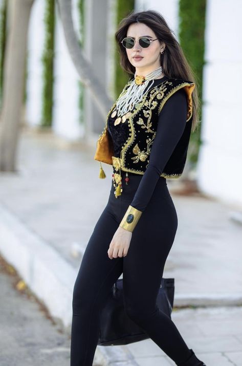 Tunisian Culture, Tunisian Clothes, Arabic Aesthetic, Arab Aesthetic, Traditional Clothes, Tunisia, Traditional Outfits, Porter, Couture