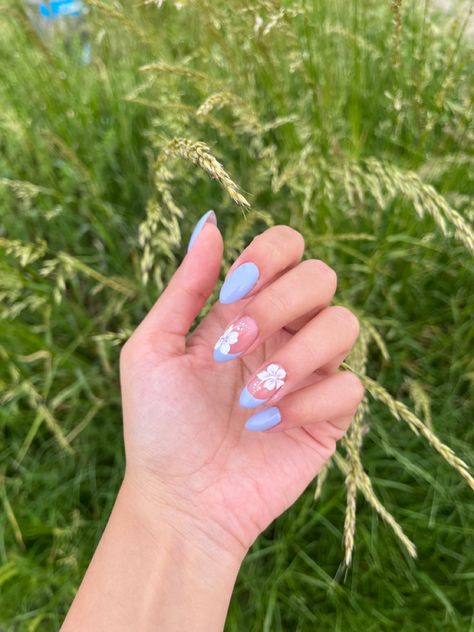 hawaiian flower nail design Hawian Nails, Hawaiin Nails Ideas, Hawaiian Nails Designs, Maui Nails, Nails Summer Blue, Almond Nails Aesthetic, Aesthetic Nails Summer, Blue Nails Summer, Nails By Skin Tone Range