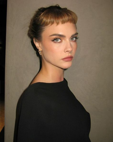 Cara Delevingne's New Baby Bangs Are Giving Audrey Hepburn Audrey Hepburn Bangs, Cara Delevingne Makeup, Lacma Gala, Cara Delevingne Hair, Color French Manicure, Micro Bangs, Bangs Back, Audrey Hepburn Inspired, Baby Bangs