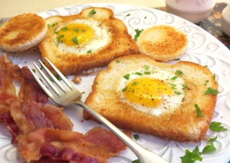 Eggs In Bread, Yellow Farmhouse, Popover Recipe, Egg In A Hole, Eggs In A Basket, Over Easy Eggs, Breakfast Specials, Egg Toast, Easy Eggs