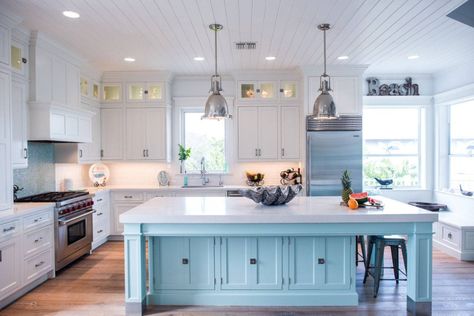 Coastal White Kitchen, Coastal Ideas, Coastal Kitchen Design, Coastal White, Beach House Kitchens, Beach Kitchens, White Kitchens, Coastal Living Rooms, Coastal Kitchen