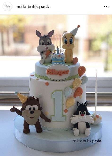 Baby Looney Tunes Cake, Looney Tunes Party, Basketball Birthday Invitations, Baby Shower Party Themes, Boy Birthday Decorations, Baby Looney Tunes, Birthday Cartoon, Basketball Birthday, Retro Disney