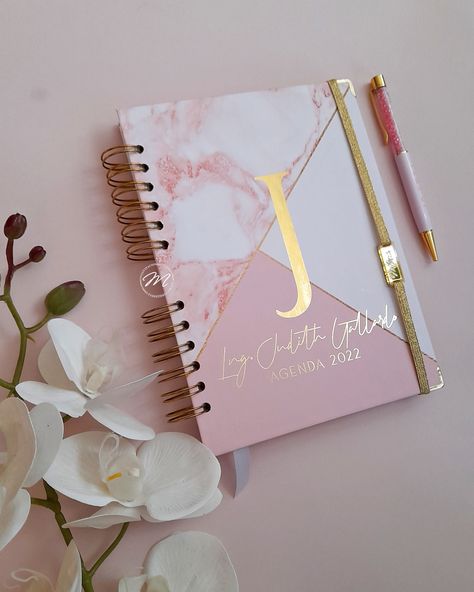 Diseño en tonos rosas con efecto mármol y texto en foil dorado Interior Designer Business Card, Journal Business, Tips To Be Happy, Personalised Gifts Diy, Notebook Cover Design, Nail Salon Design, Graphic Art Prints, Planner Sheets, Agenda Planner