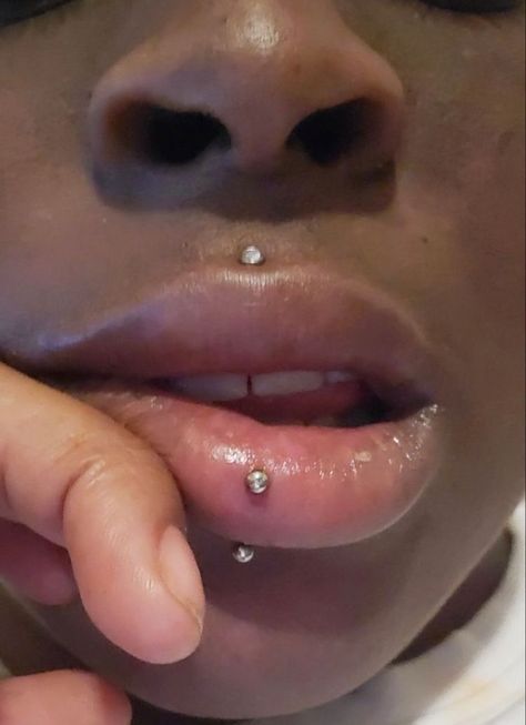 Vertical Labret Piercing Black Women, Lip Piercing Vertical Labret, Vertical Labret Piercing Aesthetic, Top Lip Piercing, Vertical Labret Jewelry, Face Dermal Piercing, Face Dermal, Lower Lip Piercing, Upper Lip Piercing