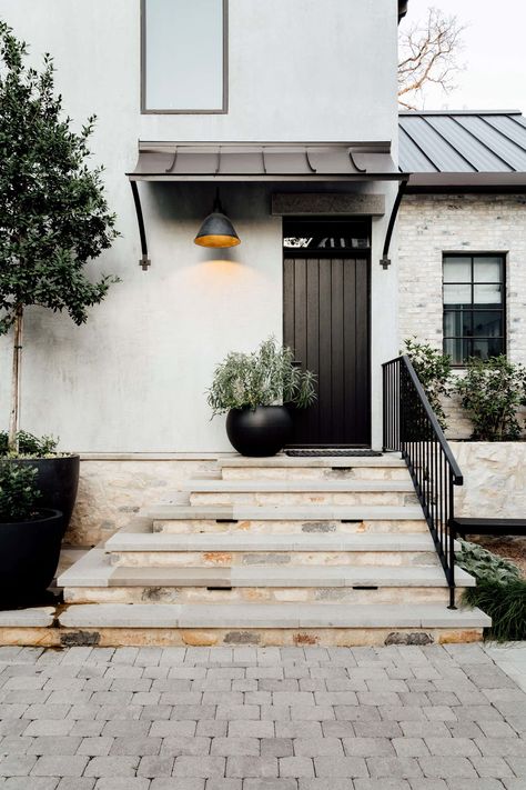 Exterior by Cityhome Collective Stucco And Wood Exterior, Scandinavian Exterior, Scandinavian Exterior Design, Modern Family Home, Spanish Bungalow, Wood Exterior, Exterior Design Ideas, Top Interior Designers, Home Exteriors