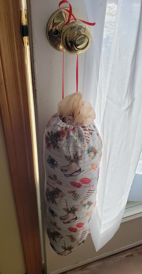 How to sew a grocery bag holder - A Pretty Nice Life Diy Grocery Bag Holder, Plastic Bag Holder Pattern, Diy Plastic Bag Holder, Diy Grocery Bags, Grocery Bag Dispenser, Grocery Bag Holder, First Sewing Projects, Plastic Bag Holders, Plastic Grocery Bags