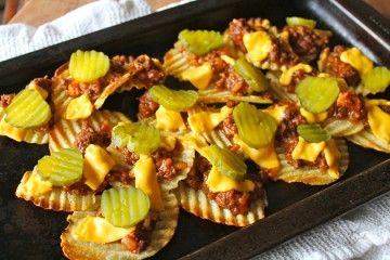 Sloppy Joe Nachos | Start by preheating the oven on medium broil. In a single layer, place the potato chips on a baking sheet. Spoon a generous amount of hot Sloppy Joes on each chip. Top with cheese and a pickle on each chip. Bake for 2-3 minutes under the broiler or until the potato chips just start to brown and the cheese is melted. 80s Recipes, Recipes With Dill, 80s Party Foods, Food Nostalgia, 80s Food, Party Food Themes, Yummy Bites, Apps And Snacks, Casino Party Foods