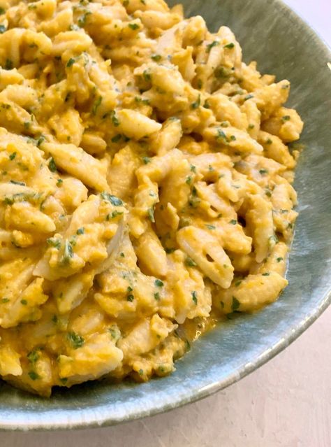 This Butternut Squash Mac and Cheese is a creamy and delicious vegan version of Mac and Cheese. It is loaded with extra healthy ingredients including nutritional yeast and kale! Vegan Pasta Noodles, Butternut Squash Kale, Butternut Squash Mac And Cheese, Nutritional Yeast, Vegan Pasta, Healthy Ingredient, Butternut Squash, Mac And Cheese, Healthy Cooking