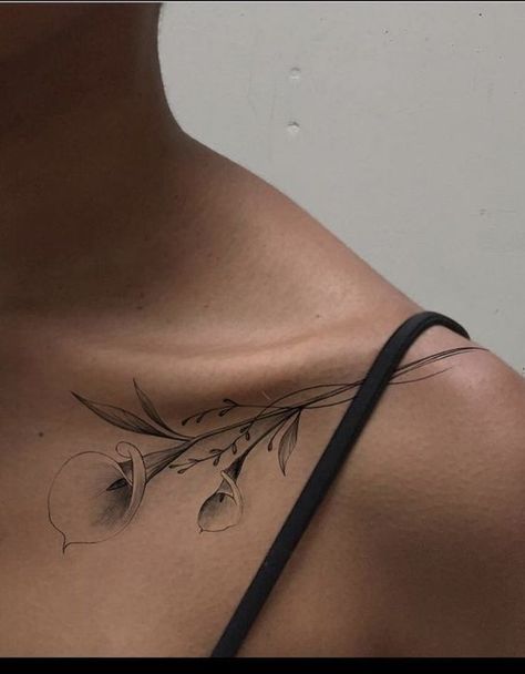 Calla Lily Tattoo. Lillies Tattoo, Tato Minimal, Tattoos To Cover Scars, Tasteful Tattoos, Lily Tattoo, Shoulder Tattoos For Women, Collar Bone Tattoo, Classy Tattoos, Collar Bone