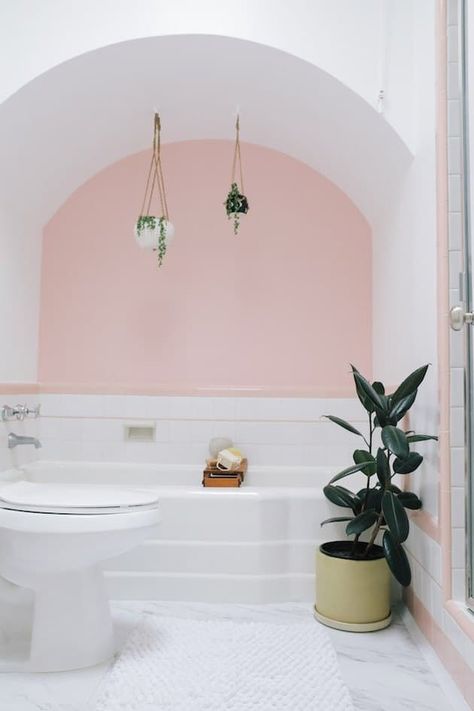 Bathroom Pink Walls, 1920s Bathroom, Aesthetic Bathroom Decor, Retro Pink Bathroom, Minimalism Living, Bathroom Pink, 20 Aesthetic, Cute Wall Decor, Bad Inspiration