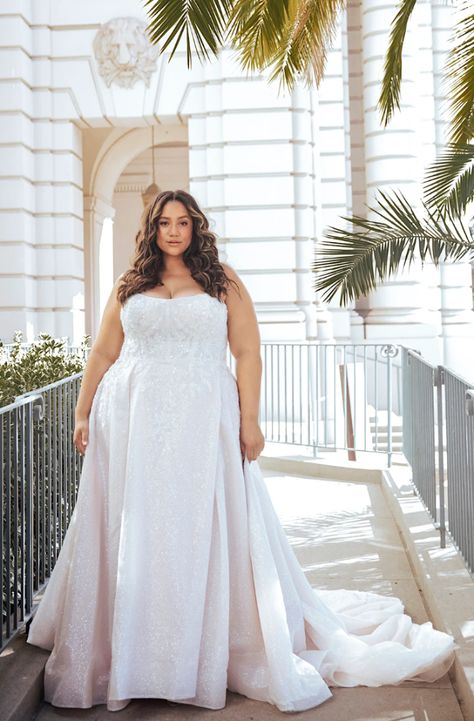 Wedding Dress With Sweetheart Neckline, Top Wedding Dress Designers, Glitter Wedding Dress, Plus Size Brides, Dress With Sweetheart Neckline, Timeless Wedding Dress, Essense Of Australia, Curvy Bride, A Line Wedding Dress