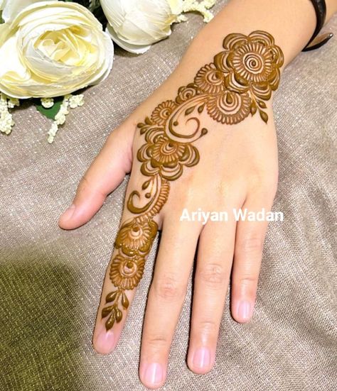 Mehndi Designs Bridal Hands, Mehndi Designs For Kids, Simple Mehndi Designs Fingers, Very Simple Mehndi Designs, Pretty Henna Designs, Engagement Mehndi Designs, Full Mehndi Designs, Mehndi Designs Front Hand, Full Hand Mehndi Designs