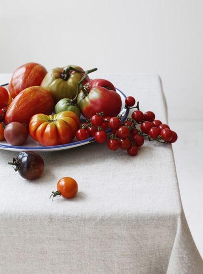 Heirloom tomatoes Tomato Centerpiece, Burrata Recipes, Pear Tomatoes, Tomatoes Burrata, Burrata Recipe, Front Lighting, Pretty Plant, Blue Plate, Beautiful Food Photography