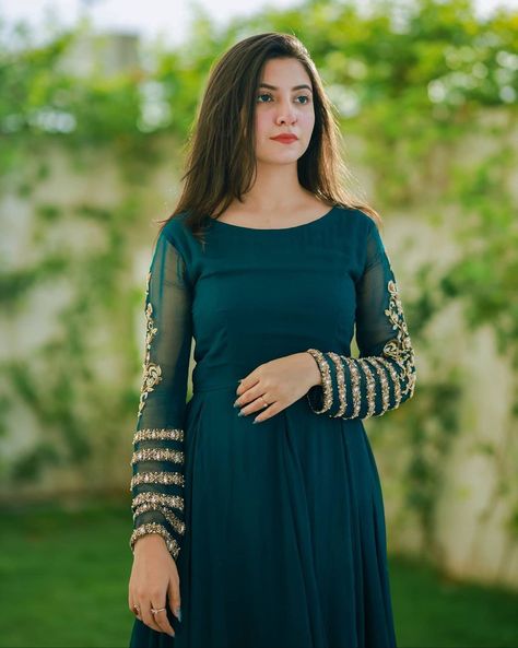 Green Colour Dress For Mehndi, Dress For Mehndi, Green Colour Dress, Sleepover Crafts, Gown Dress For Women, Fancy Suits, Plain Kurti Designs, Pakistani Wear, Blouse Designs Catalogue