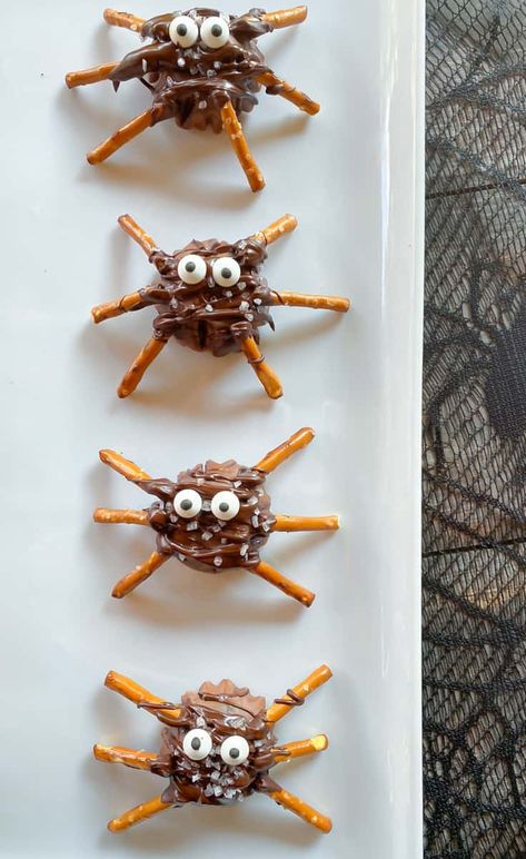 Spooky Chocolate Pretzel Spiders (No Bake) - Aleka's Get-Together Pretzel Spiders, Spider Desserts, Halloween Treats Desserts, Spooky Halloween Recipes, Spider Treats, Desserts Halloween, Fun Halloween Desserts, Chocolate Spiders, Halloween Pretzels