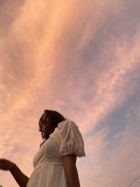 Whats wrong with my hand 💅🏼 Self Portrait With Sky, Poses In Frock For Instagram, Sky Poses Photography, Insta Dp Ideas, Poses With Sky, Onam Poses, Face Hidden Poses, Sky Poses, Sky Portrait