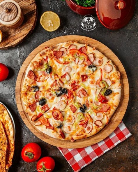 Pizza Styling Photography, Eating Pizza Aesthetic, Aesthetic Food Pizza, Pizza Night Aesthetic, Pizza Drawings, Pizza Aesthetic Wallpaper, Wallpaper Pizza, Pizza Snap, Pizza Shoot