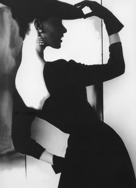 vintage everyday: Amazing Black and White Fashion Photography by Lillian Bassman… Fashion Photography School, White Fashion Photography, Eric Lafforgue, Mode Editorials, Glamour Vintage, Ellen Von Unwerth, Look Retro, Mario Testino, Vintage Fashion Photography