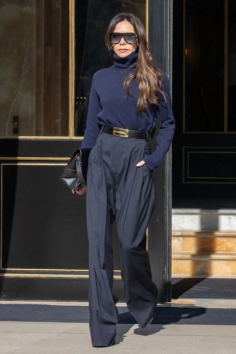 Style Victoria Beckham, Moda Over 40, Beckham Style, Victoria Beckham Outfits, Victoria Beckham Style, Quiet Luxury, Fashion Weeks, Spice Girls, Adidas Samba