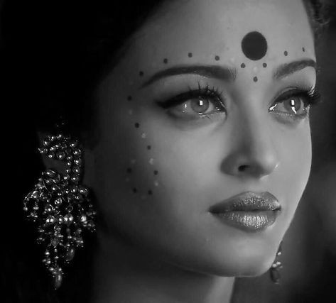 Aishwarya Saree, Sketchbook Fillers, Indian Classical Dancer, Rekha Actress, Bollywood Aesthetic, Sketch Reference, Indian Eyes, Optical Illusion Drawing, Olivia Hussey