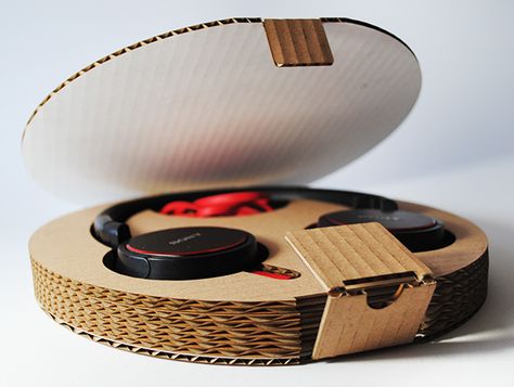 Packaging creation for headphones, a sustainable option to the plastic blister packs you normally see headphones packaged in. Cardboard Packaging Ideas, Packing Design Ideas, Headphones Packaging, Headphone Packaging, Packaging Design Box, Sustainable Packing, Corrugated Packaging, Smart Packaging, Innovative Packaging