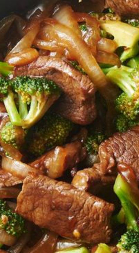 Skillet Beef and Broccoli ~ This tastes just like the real deal, promise. Use your trusty skillet to create an easy version of Chinese beef with broccoli in just 30 minutes Healthy Beef And Broccoli, Jamur Kancing, Chili Beef, Chinese Beef, Beef Broccoli, Bawang Bombay, Asian Beef, Griddle Recipes, Mapo Tofu