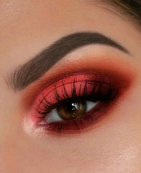 24 Red Eyeshadow Looks to Rock Your Makeup Game | Bold & Beautiful - divagaze.com Trendy Eye Shadow Looks, Casual Eye Makeup, Red Eyeshadow Looks, Orange Eyeshadow Looks, Red Eyeshadow Makeup, Red Eyeshadow Look, Red Makeup Looks, Cheer Makeup, Thanksgiving Makeup