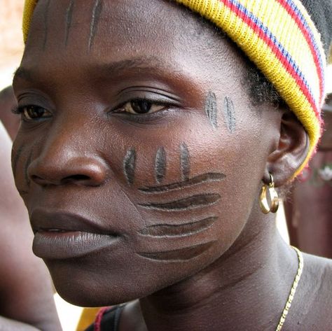 African Scarification, African Tattoo, Tattoo Face, Yoruba People, Afrique Art, Afrikaanse Kunst, African People, We Are The World, Body Modifications