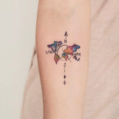 #traveltattoo #worldmaptattoo #traveltattoos #tattoo #tattoos #cutetattoo Watercolor Compass Tattoo, Tato Geometris, World Map Tattoos, Map Tattoos, Geniale Tattoos, Disney Tattoo, Beautiful Tattoo, Tattoo Girls, Diy Tattoo