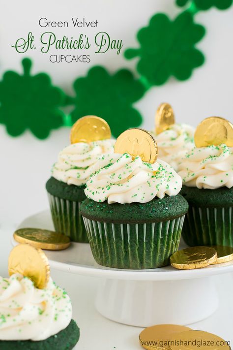 Get in the St. Patrick's Day Spirit with these yummy Green Velvet St. Patrick's Day Cupcakes topped with Cream Cheese Frosting. Green Velvet Cupcakes, Cupcake Receptek, St Patrick Day Treats, St Patricks Day Food, Cupcakes Decorados, Saint Patties, Irish Recipes, Sugar Rush, Dim Sum