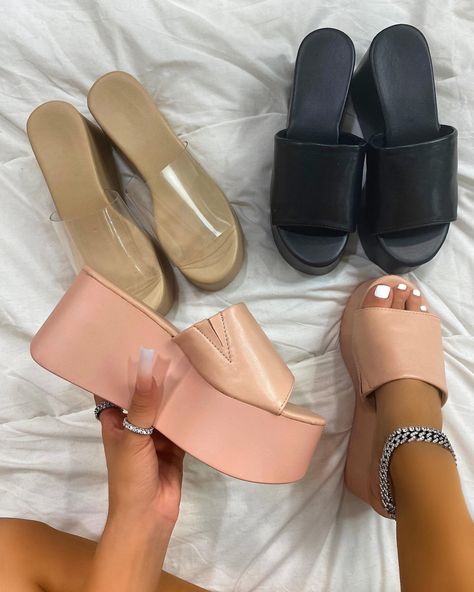 How To Style Platform Sandals, Stylish Shoes Heels, Platform Sandals Outfit, Sandals Aesthetic, Slippers Outfit, Barbie Fashion Sketches, Women Slippers Fashion, Trendy Heels, Prom Dress Shoes