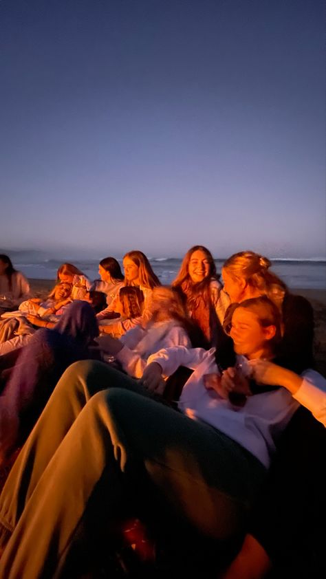 #friends #evening #happy #fun Beach Bonfire Parties, Summer Bonfire, Bonfire Party, Beach Fire, Winter Beach, Camping Aesthetic, Beach Bonfire, Beach Birthday, Summer Plans