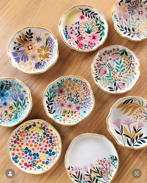 Diy Pottery Ideas, Painting Ceramics Ideas, Paint Pottery Ideas, Ceramic Pottery Painting Ideas, Cute Pottery Painting, Underglaze Designs, Floral Ceramics, Floral Pottery, Diy Keramik