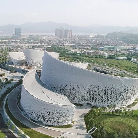 PES Architects used custom-developed ceramic tiles and louvres to create the curving lines of the Strait Culture and Art Centre in Fuzhou, China. Curve Building, Circular Buildings, China Architecture, Arsitektur Masjid, Sports Center, Parametric Architecture, Skyscraper Architecture, Art Centre, Architecture Building Design