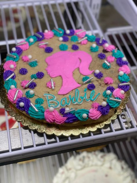 Barbie Cookie Cake, Cookie Cake Designs, Barbie Theme Party, Barbie Box, Cookie Cake Birthday, Cookie Cakes, Assistant Manager, Barbie Theme, Barbie Cake