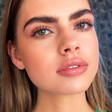 Conoce más sobre la nueva tendencia para las cejas La entrada La nueva tendencia: ¡cejas gruesas al estilo 70´s y 80´s! mira como llevarla se publicó primero en Mujer de 10: Guía real para la mujer actual. Entérate ya.. Thick Eyebrows Natural, Big Eyebrows, Casual Makeup, Thick Eyebrows, Natural Eyebrows, Adriana Lima, Eyebrows, Vision Board, Hair Makeup