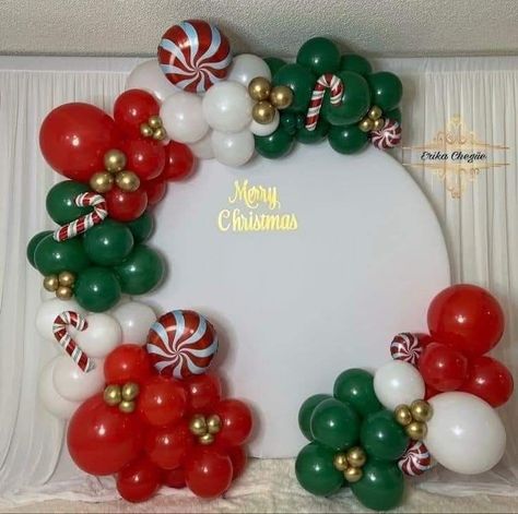 Christmas Day Party Ideas, Circle Backdrop Christmas, Christmas Decoration Ideas 2023, Christmas Balloon Garland Backdrop, Christmas Decor Ideas Balloons, Christmas Balloon Decoration, Balloon Decorations For Christmas, Christmas Balloon Decor Ideas, Christmas Balloon Garland Ideas