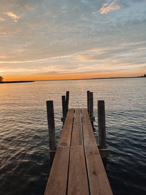 Dock Sunset Pictures, Docks On The Lake Ideas, Dock Art, Lake Tattoo, Boat Docks, Reflection Painting, Drawing Prompts, Sunset Summer, Lake Sunset