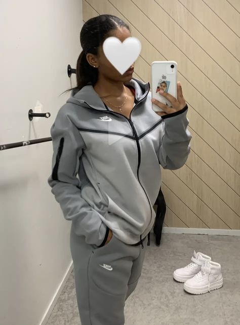 Nike Tech Fleece On Women, Female Nike Tech, Nike Tech Women Outfit, Women Nike Tech Outfit, Nike Tech Jacket Outfit, Nike Tech Outfits Women, Nike Tech Fleece Womens Outfit, Nike Dri Fit Outfits, Nike Tracksuits Woman