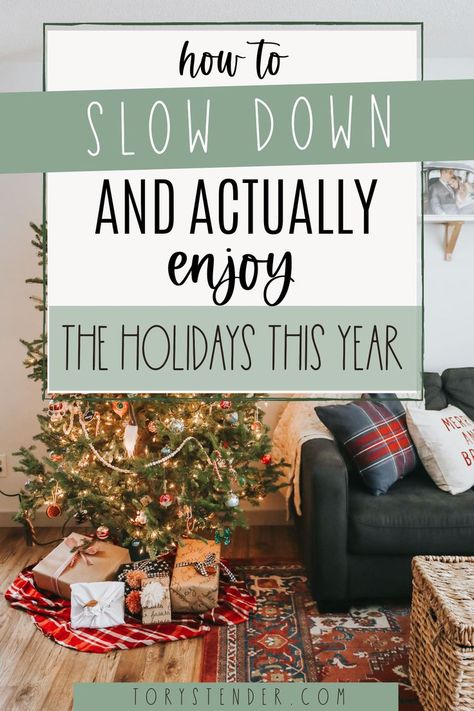 How to have a slow living Christmas. How to slow down this christmas and enjoy the holidays. How minimalism can help you enjoy Christmas. A minimalist Christmas. How to celebrate christmas as a minimalist. Minimalist christmas gift ideas. How to actually enjoy the holidays when you're overwhelmed. How to have a relaxing christmas Slow Living Christmas, Christmas Morning Aesthetic, Slow Christmas, Homestead Christmas, Relaxing Christmas, Simplify Christmas, A Simple Christmas, Christmas To Do List, Decorate For Christmas