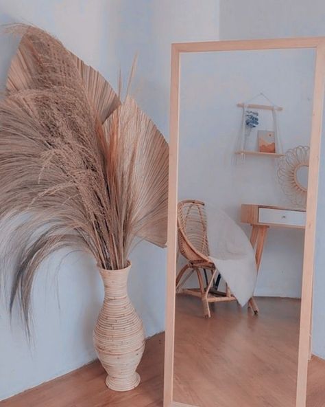 Full Length Mirror Decor Ideas, Mirror And Chair, Ruangan Studio, Mirror Decor Living Room, Apartment Deco, Simple Bedroom Decor, Teen Bedroom Designs, Deco Boheme, Redecorate Bedroom