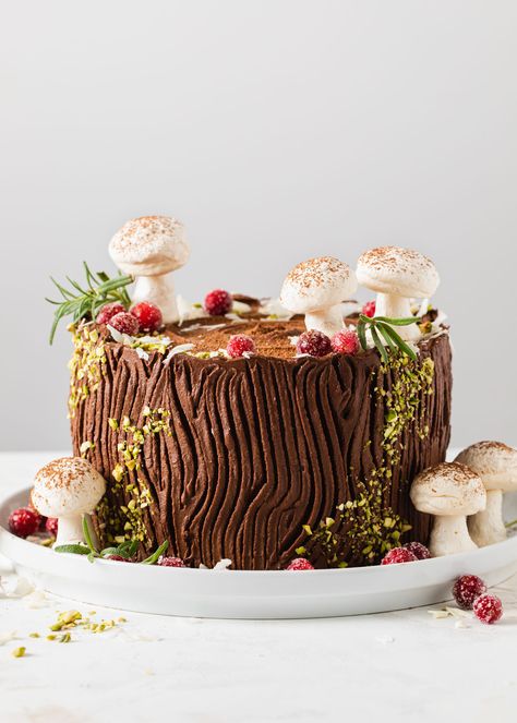 Noel Cake, Meringue Mushrooms, Tree Stump Cake, Yule Log Cake, Ganache Frosting, Christmas Cake Designs, Sugared Cranberries, Log Cake, Holiday Cupcakes