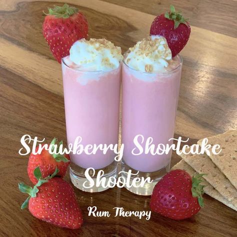 Strawberry Shortcake Shooter Strawberry Cheesecake Shots Alcohol, Strawberry Shots Alcohol, Strawberry Shortcake Shots, Strawberry Shortcake Shot, Strawberry Shortcake Drink, Valentines Drinks, Strawberry Shots, Amaretto Drinks, Strawberry Shortcake Cheesecake