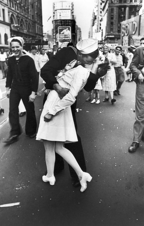 Sailor Kissing Nurse, Times Square, August 14, 1945. Couples Vintage, Old Fashioned Love, Famous Photos, Vintage Couples, Wallpaper Pastel, Vintage Romance, Photo Vintage, Old Love, Black And White Aesthetic