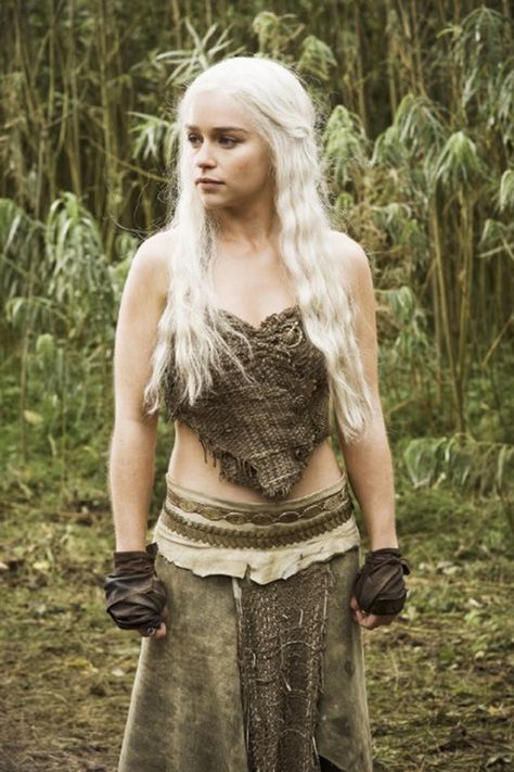 Daenerys Costume, Daenerys Targaryen Khaleesi, Game Of Thrones Khaleesi, Emilia Clarke Daenerys Targaryen, Game Of Thrones Outfits, Game Of Throne Daenerys, Fire And Blood, Game Of Thrones Funny, Wallpaper Mobile