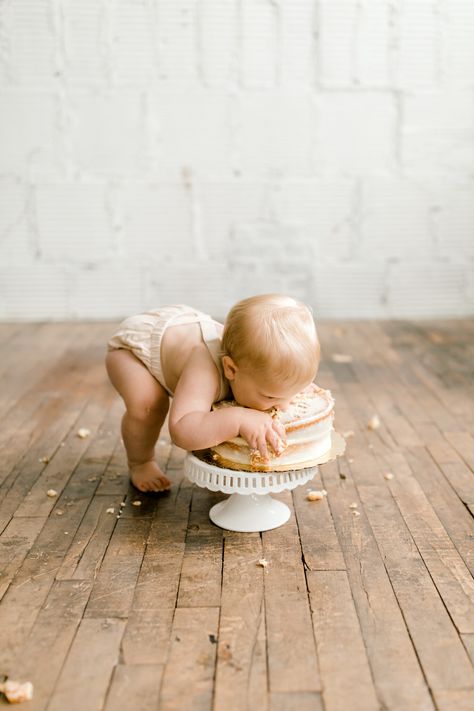 Sweet First Birthday, Simple First Birthday, Cake Smash Pictures, Baby Milestones Pictures, Baby Cake Smash, First Birthday Cake Smash, 1st Birthday Pictures, 1st Birthday Photoshoot, Smash Cake Boy