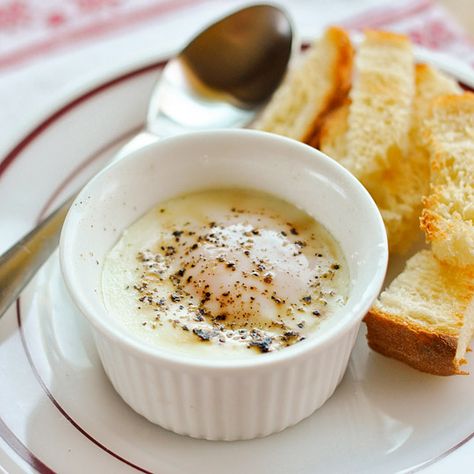 Baked Eggs en Cocotte. This is so very tasty with a fabulous sourdough toast and butter. Bake Eggs, Eggs In The Oven, Ramekin Recipe, Cocotte Recipe, Eggs In Oven, Toaster Oven Recipes, Cooking Guide, Cooking Lessons, Egg Dish