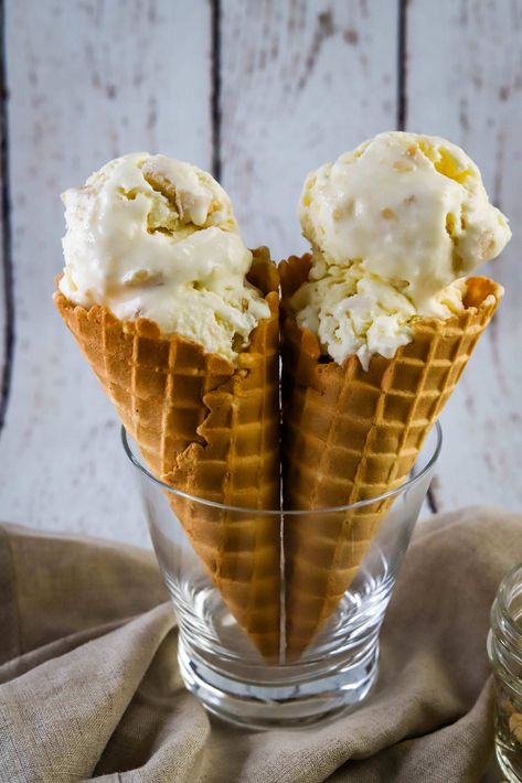 Hawaiian Ice Cream, Macadamia Nut Recipes, Hawaiian Ice, Pumpkin Crunch, Ice Cream Maker Recipes, Cream Pies, Ice Cream Base, Cold Treats, Christmas Foods